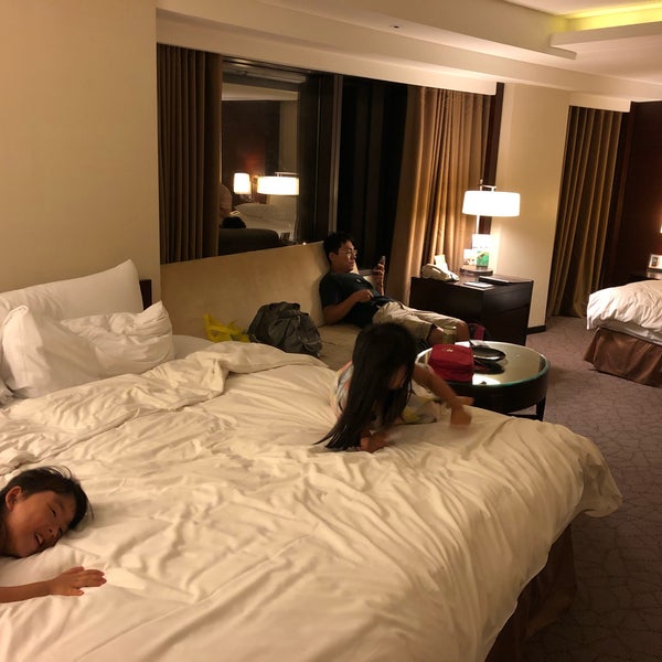 รูปภาพถ่ายที่ Shangri-La&#39;s Far Eastern Plaza Hotel Tainan โดย Iris L. เมื่อ 8/17/2019