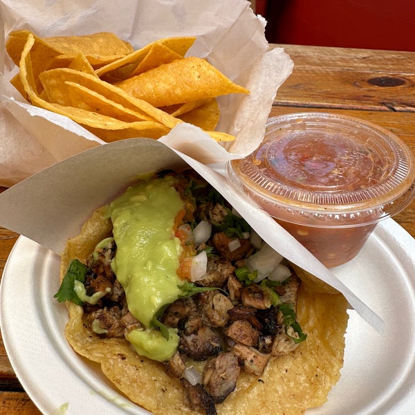 Снимок сделан в Los Tacos No. 1 пользователем Kerry 🐶 F. 5/4/2023