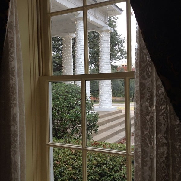 Foto tomada en Arlington Hall at Lee Park  por Mark B. el 12/5/2013
