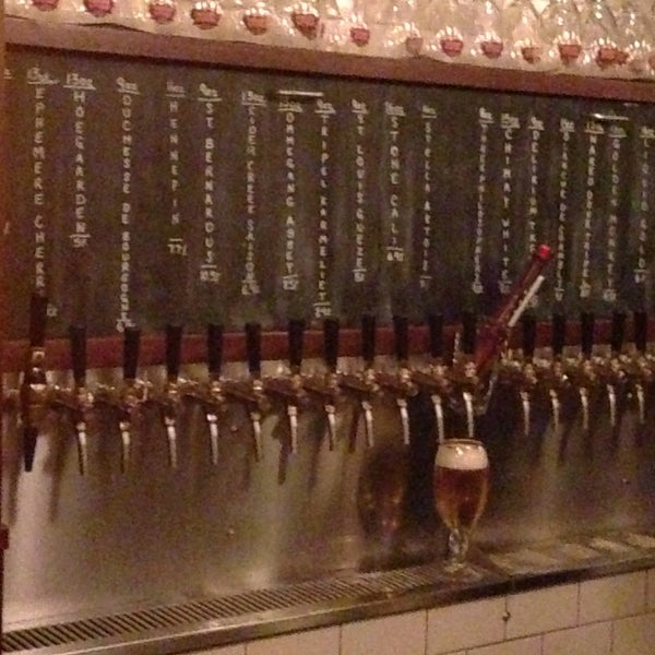 7/12/2015 tarihinde Alison O.ziyaretçi tarafından Victoire: A Belgian Beer Bar &amp; Bistro'de çekilen fotoğraf