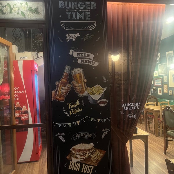 10/15/2022 tarihinde Hasan K.ziyaretçi tarafından EVDE Burger - PUB'de çekilen fotoğraf