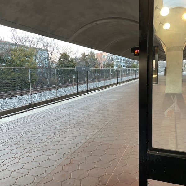 Foto diambil di Takoma Metro Station oleh Dante pada 12/23/2021