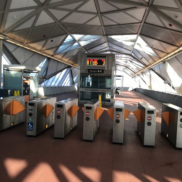 Foto diambil di Tysons Metro Station oleh Dante pada 1/30/2018