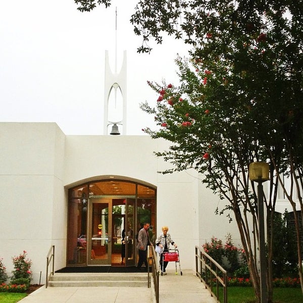 รูปภาพถ่ายที่ St. Monica Catholic Church โดย Jesse E. เมื่อ 7/20/2013