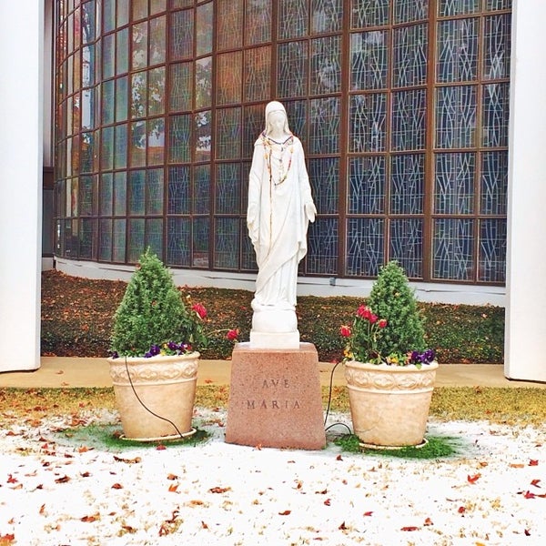 รูปภาพถ่ายที่ St. Monica Catholic Church โดย Jesse E. เมื่อ 12/8/2013