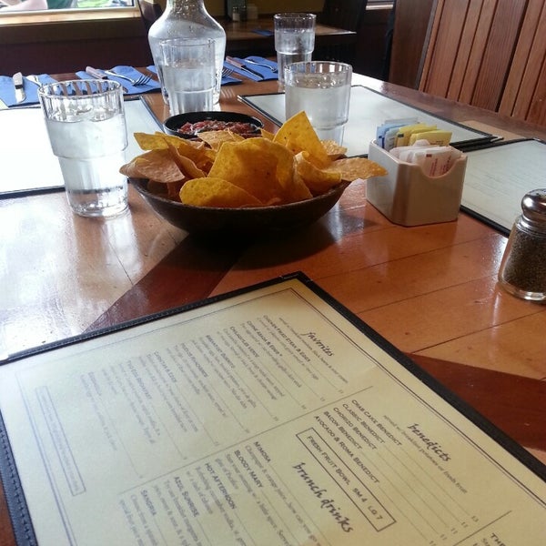 Foto diambil di Azul Restaurant &amp; Lounge oleh Deanna B. pada 5/11/2013