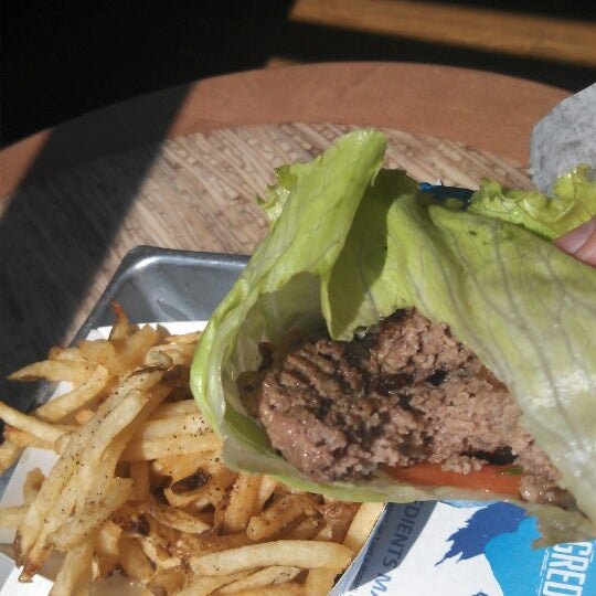 Foto tirada no(a) Elevation Burger por Nik S. em 4/28/2013