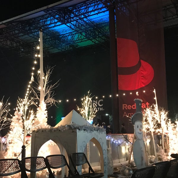 Foto tomada en Red Hat Amphitheater  por EW N. el 12/24/2021