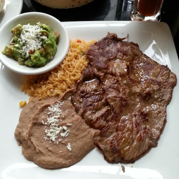 Photo taken at Salsa &amp; Agave Mexican Grill by 제미 J. on 8/29/2013