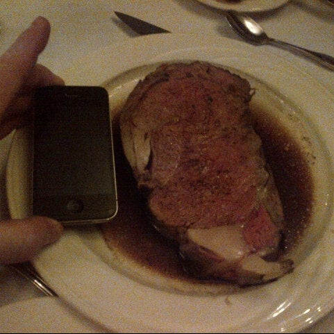 Foto scattata a Ken&#39;s Steak House da Simon H. il 10/8/2012