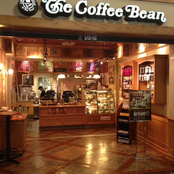 รูปภาพถ่ายที่ The Coffee Bean &amp; Tea Leaf โดย Sterling D. เมื่อ 4/14/2013