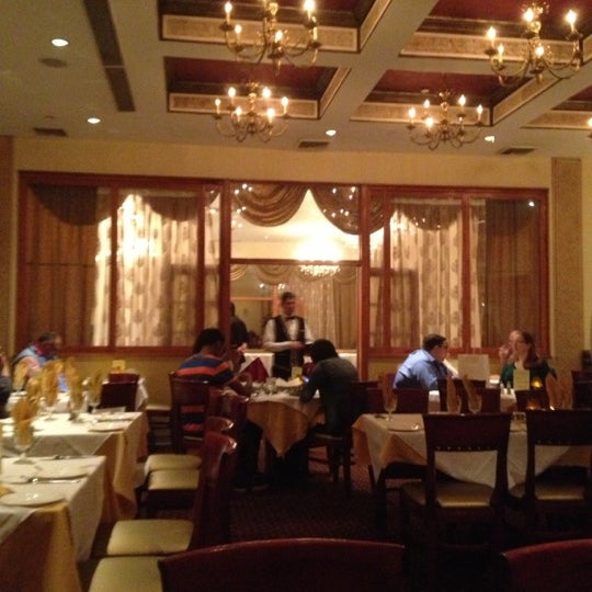 Foto diambil di Akbar Indian Restaurant oleh NYC H. pada 10/6/2012