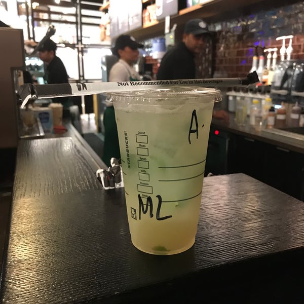 Foto diambil di Starbucks oleh عبدالعزيز . pada 7/11/2017