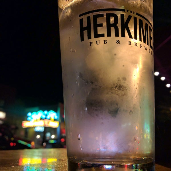 Foto tomada en The Herkimer Pub &amp; Brewery  por Paul T. el 8/28/2016