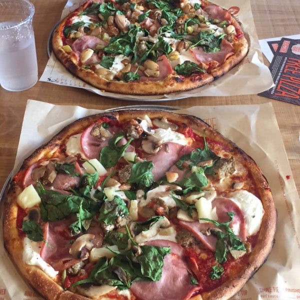10/7/2016 tarihinde Jane A.ziyaretçi tarafından Blaze Pizza'de çekilen fotoğraf