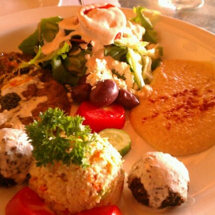 รูปภาพถ่ายที่ Chelokababi Restaurant โดย Paul H. เมื่อ 10/3/2011