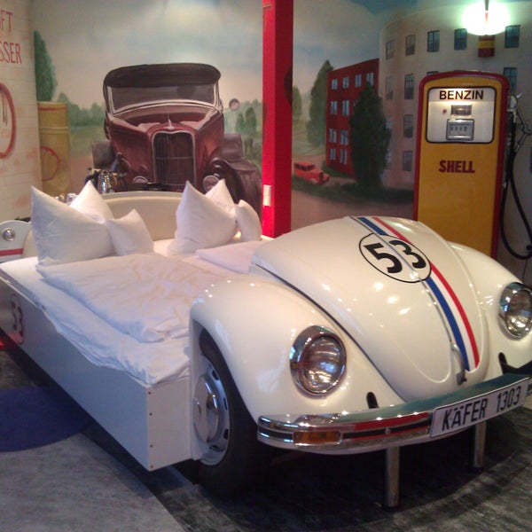 รูปภาพถ่ายที่ V8 Hotel Classic Motorworld โดย Na-Young C. เมื่อ 8/16/2011