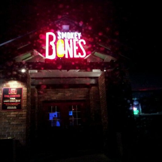 Photo prise au Smokey Bones Bar &amp; Fire Grill par simsimma le9/23/2011