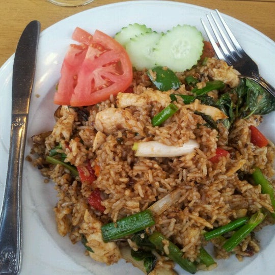 Foto diambil di Little Thai Cuisine oleh Justin S. pada 7/5/2012