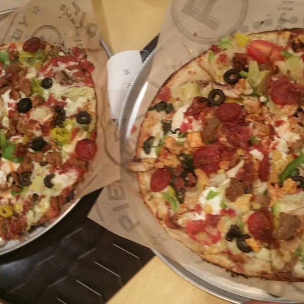 รูปภาพถ่ายที่ Pieology Pizzeria โดย Geoffrey M. เมื่อ 12/22/2015