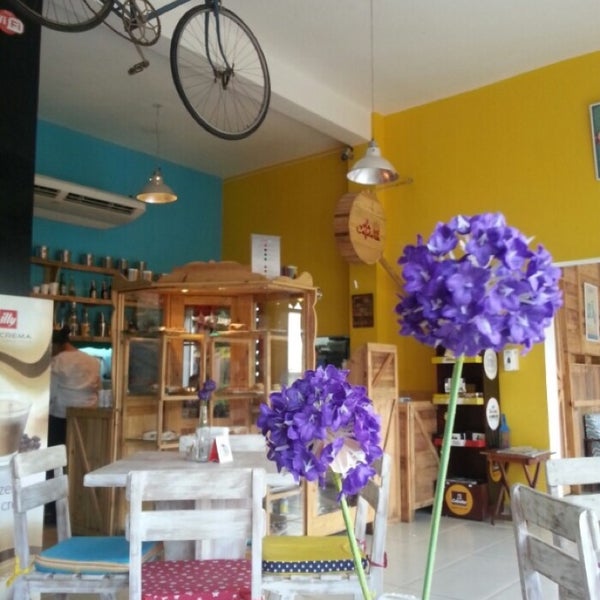 Foto scattata a Ser Feliz! - Tienda, Café &amp; Dulces da Denisse B. il 7/18/2014