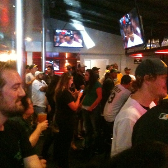 Foto tirada no(a) Halftime Sports Bar por Shaolin B. em 10/6/2012