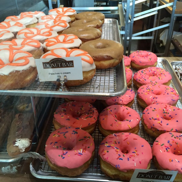Foto tirada no(a) Crafted Donuts por ayacco_p em 5/12/2015