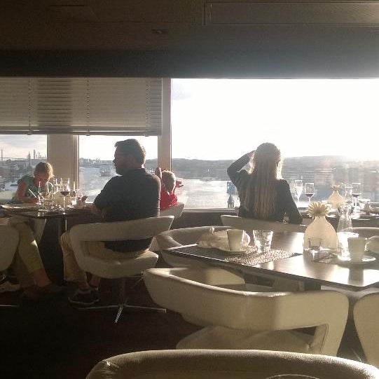 รูปภาพถ่ายที่ Riverton View Skybar &amp; Restaurant โดย Ata A. เมื่อ 7/2/2014