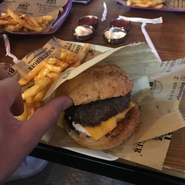 Foto diambil di Baget Burger oleh Taci pada 3/10/2019