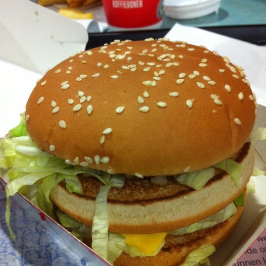 รูปภาพถ่ายที่ McDonald&#39;s โดย Erik K. เมื่อ 11/10/2012