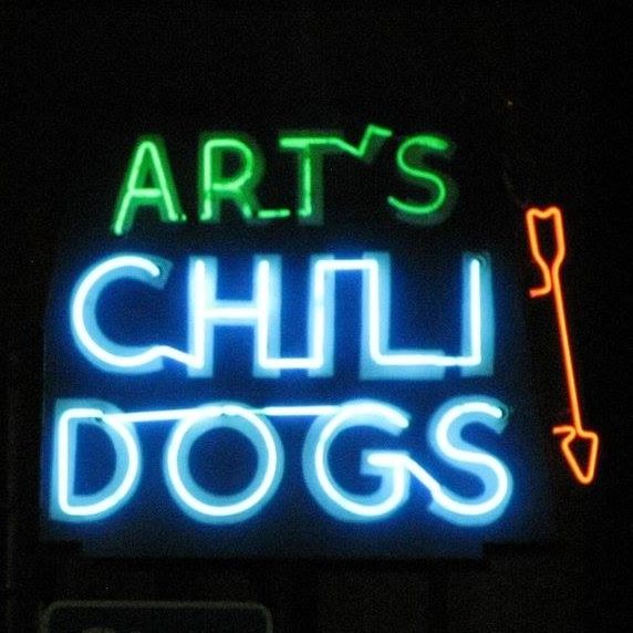 Das Foto wurde bei Arts Famous Chili Dog Stand von Arts Famous Chili Dog Stand am 2/21/2016 aufgenommen