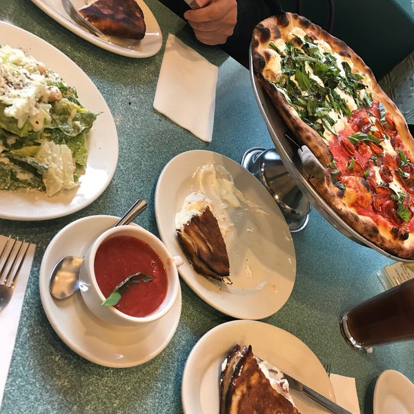 Foto scattata a Nick&#39;s Pizza da Marvin A. il 5/14/2018