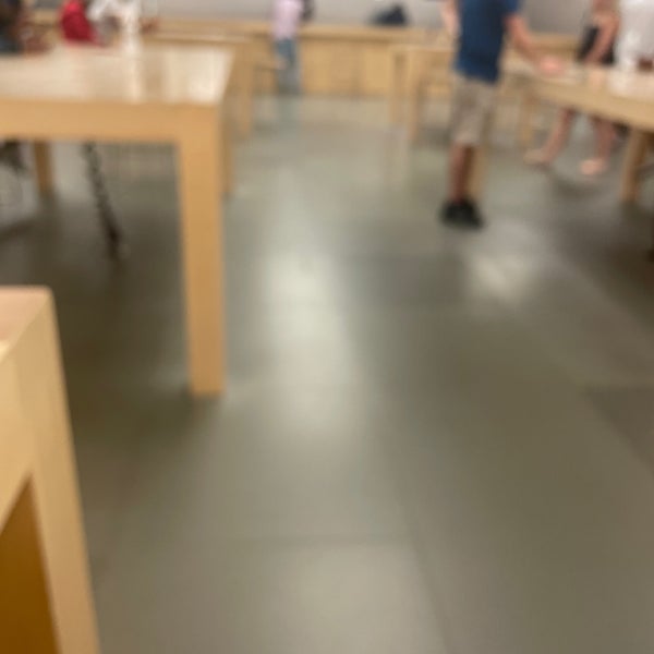 Apple Roosevelt Field Garden City NY
