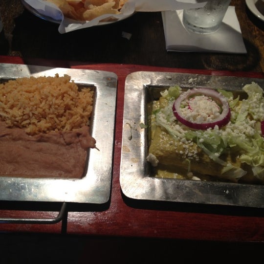 รูปภาพถ่ายที่ Sylvia&#39;s Enchilada Kitchen โดย Kim W. เมื่อ 10/27/2012