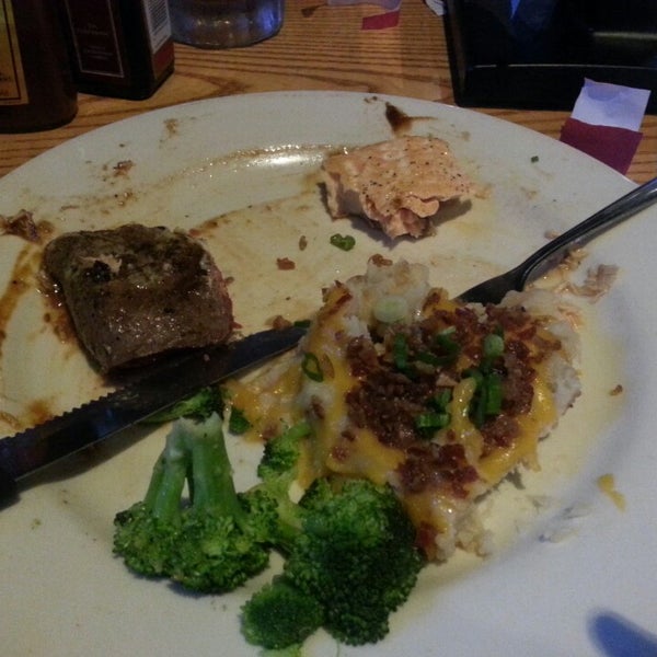 Photo taken at Chili&#39;s Grill &amp; Bar by Luiz N. on 5/13/2014