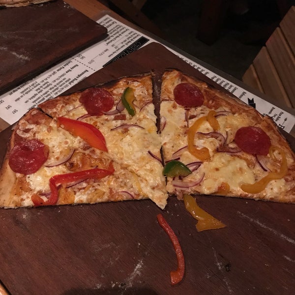 Pizza de pepperoni con UN pepperoni por rebanada... literal UN PEPPERONI!! Para la próxima pido pizza de pepperoniSSSS!!! 😒