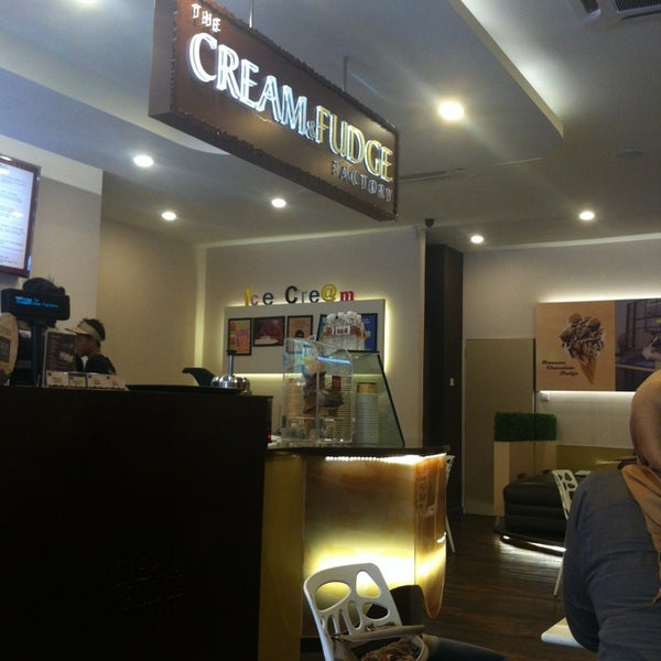 Foto scattata a The Cream &amp; Fudge Factory da Tengku S. il 2/21/2013