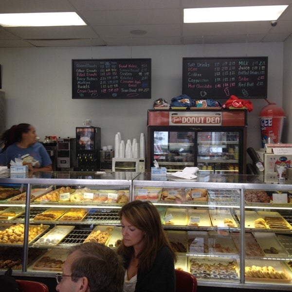 12/8/2013 tarihinde Steve S.ziyaretçi tarafından Donut Den'de çekilen fotoğraf
