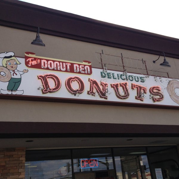 3/3/2013 tarihinde Steve S.ziyaretçi tarafından Donut Den'de çekilen fotoğraf