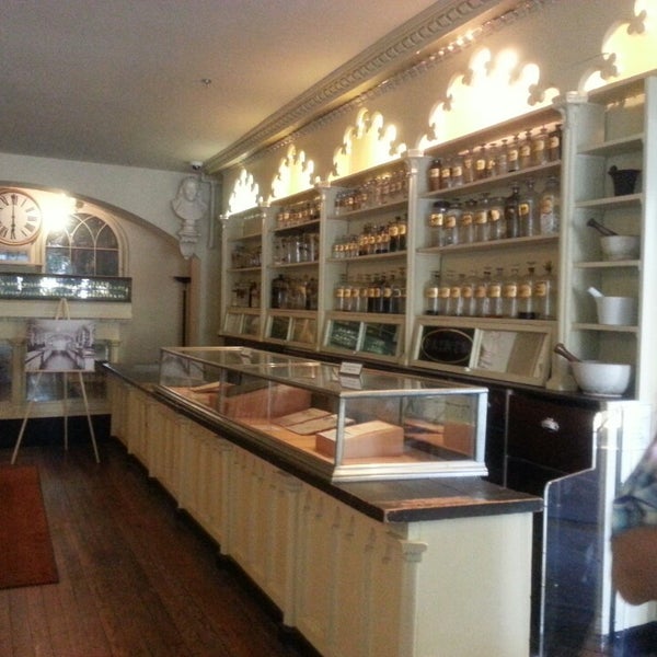 Photo taken at Stabler-Leadbeater Apothecary Museum by Yvonne L. on 5/20/2013