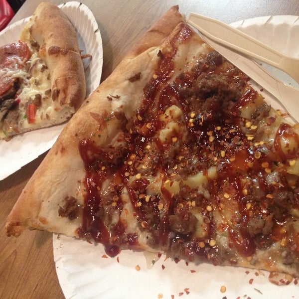 Das Foto wurde bei Ian&#39;s Pizza von  ❀Ⓙⓞⓒⓔⓛⓨⓝⓝ Ⓥ. am 5/21/2013 aufgenommen