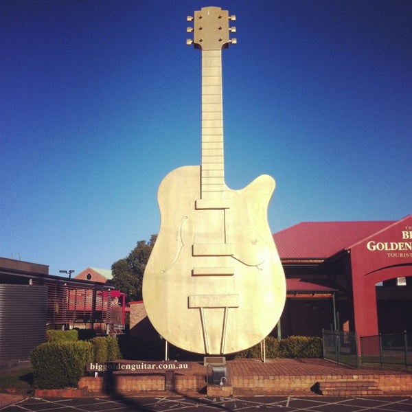 гитара golden lion. Jackson mf custom shop. Yamaha sbg 300. многометровые статуи австралии. электрогитара с золотом.