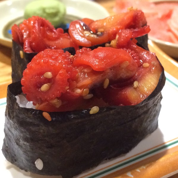 Foto scattata a Isobune Sushi da Alx V. il 12/21/2015