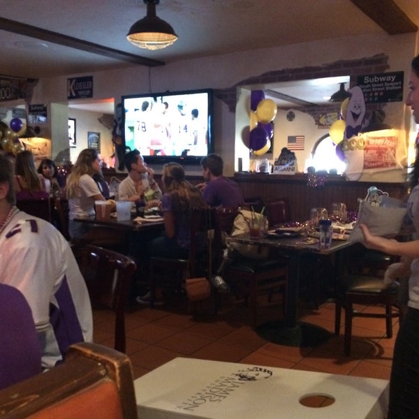 Снимок сделан в The Happy Ending Bar &amp; Restaurant пользователем Lisa R. 10/24/2015