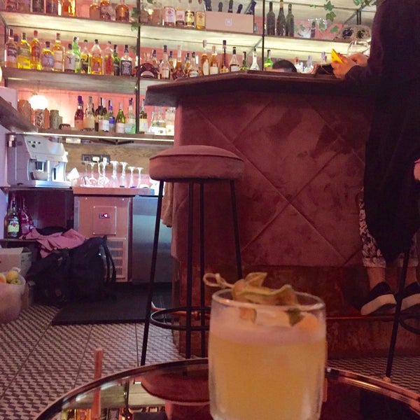 Lovely interior, lovely barmaid, lovely cocktails! 😋🍸💕