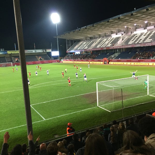 Foto diambil di King Power @ Den Dreef Stadion (OHL) oleh Mathias B. pada 4/11/2017