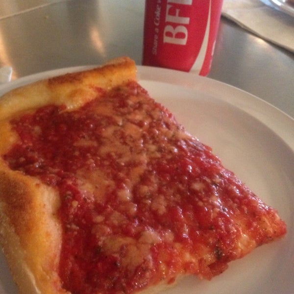 Das Foto wurde bei Renaldi&#39;s Pizza von Heather ❤ M. am 9/12/2014 aufgenommen