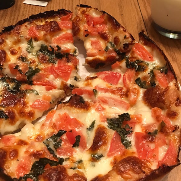 Снимок сделан в Matthew&#39;s Pizza пользователем Christine P. 12/26/2016