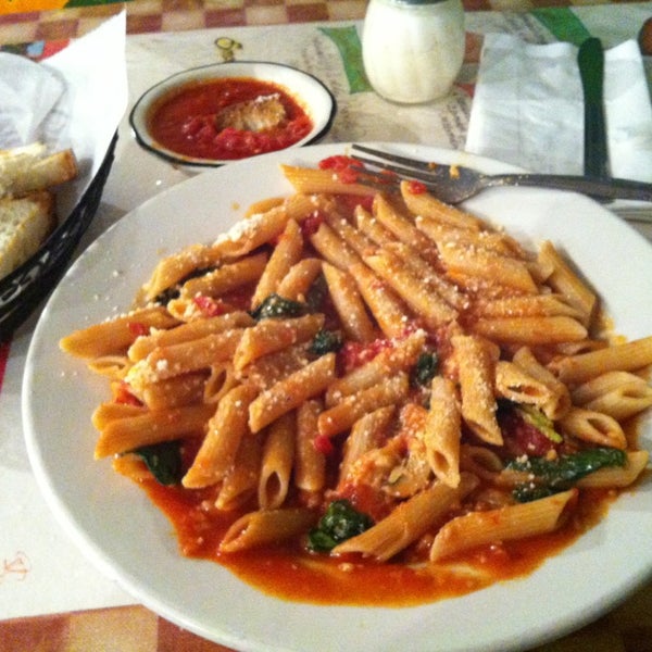 Foto diambil di Napoli Pizza &amp; Pasta oleh Leo R. pada 2/2/2013