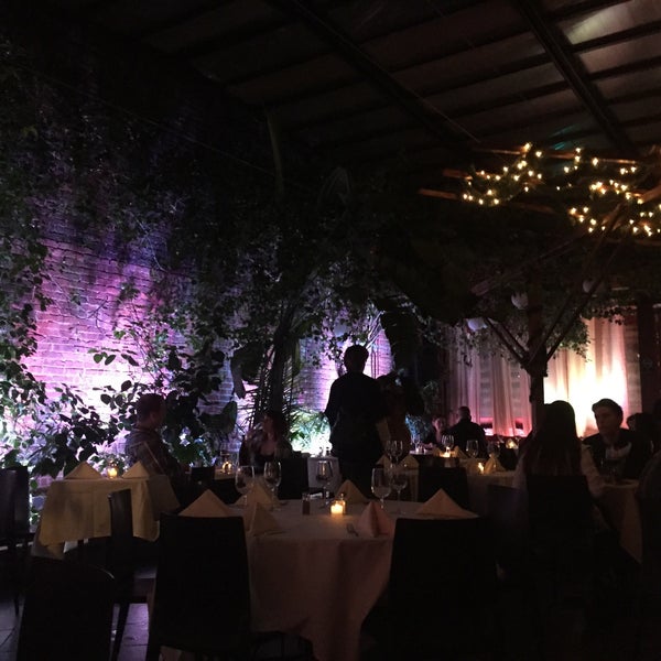 Das Foto wurde bei Revel Restaurant and Garden von HJ R. am 3/22/2015 aufgenommen